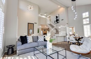 Maison, Plusieurs lits, accès à la piscine, vue sur la ville (73rd Glendale) | Aire de séjour | Foyer