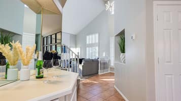 Casa, letti multipli, accesso alla piscina, vista città (73rd Glendale) | Cucina privata | Macchina per tè/caffè