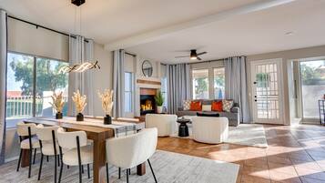 Rumah, Beberapa Tempat Tidur, akses ke kolam renang, pemandangan kota (73rd Glendale) | Tempat makan