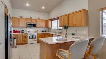 Casa, varias camas, patio (Lamb Road Casa Grande) | Cocina privada | Cafetera y tetera