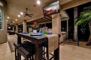 Casa, varias camas, acceso a la piscina, vistas a la montaña (Northridge Mesa) | Cocina privada | Placa de cocina y cafetera o tetera