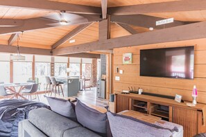 Fireplace, MP3 dock - Glass House Elk Rim Pine (Pine)