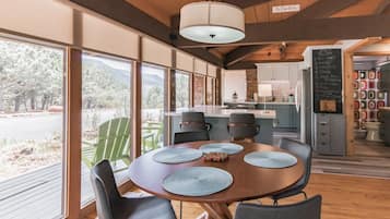 Kabin, 1 Tempat Tidur King, patio, pemandangan gunung (Glass House Elk Rim Pine) | Tempat makan
