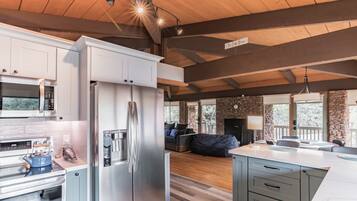 Kabin, 1 Tempat Tidur King, patio, pemandangan gunung (Glass House Elk Rim Pine) | Dapur pribadi | Mesin pembuat kopi/teh