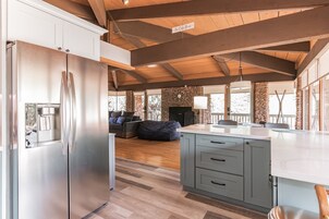 小屋, 1 张特大床, 露台, 山景 (Glass House Elk Rim Pine) | 私人厨房 | 茶具/咖啡用具