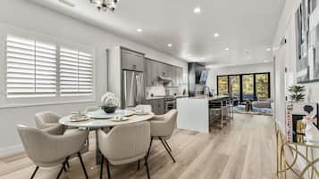 Hus, flere senger, terrasse, fjellutsikt (Cottonrose Flagstaff) | Spiseområde