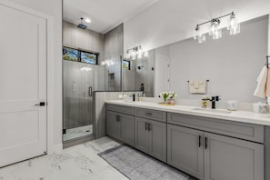 Maison, plusieurs lits, patio, vue montagne (Cottonrose Flagstaff) | Salle de bain