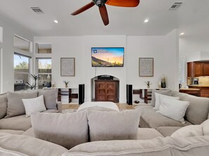 Maison, Plusieurs lits, accès à la piscine, vue sur la montagne (Cloud Chandler) | Aire de séjour | Foyer