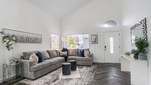 Ferienhaus, Mehrere Betten, Poolzugang, Stadtblick (Windsor Phoenix) | Wohnbereich