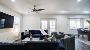 Ferienhaus, Mehrere Betten, Poolzugang, Stadtblick (Windsor Phoenix) | Wohnbereich