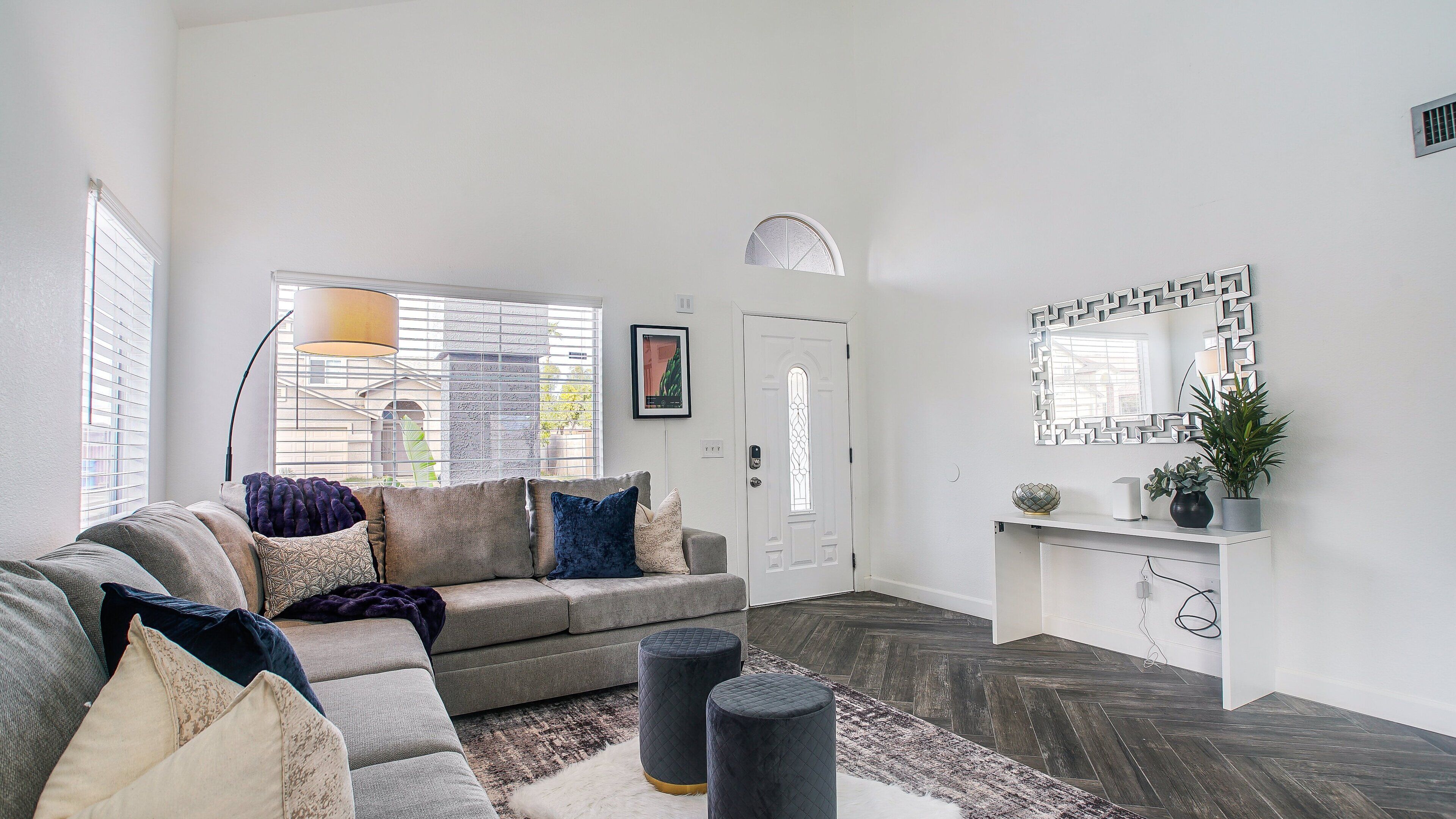 House, Multiple Beds, Pool Access, City View (Windsor Phoenix) | Living area