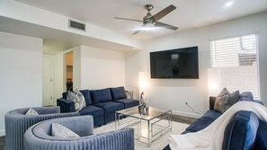 Ferienhaus, Mehrere Betten, Poolzugang, Stadtblick (Windsor Phoenix) | Wohnbereich