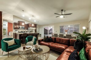 Hus, flere senger, adgang til basseng, fjellutsikt (The Golden Cactus Phoenix) | Oppholdsområde