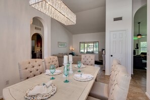 Ferienhaus, Mehrere Betten, Poolzugang, Stadtblick (Sack Dr Glendale) | Speisen