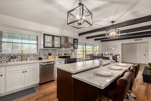 Hus - flera sängar - tillgång till pool - utsikt mot staden (Glencove Mesa) | Eget kök | Kaffe- och tebryggare