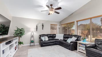 House, Multiple Beds, Pool Access, City View (Obispo Mesa) | Living area