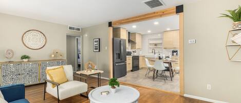 Talo, useita sänkyjä, patio, kaupunkinäköala (Mitchell Coronado Historic District ) | Oleskelualue | Takka