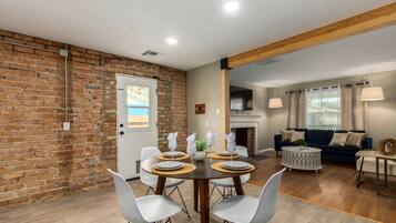 Rumah, Beberapa Tempat Tidur, patio, pemandangan kota (Mitchell Coronado Historic District ) | Tempat makan