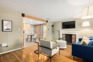 Ferienhaus, Mehrere Betten, Terrasse, Stadtblick (Mitchell Coronado Historic District ) | Wohnbereich | Kamin