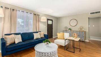 Rumah, Beberapa Tempat Tidur, patio, pemandangan kota (Mitchell Coronado Historic District ) | Area keluarga | Perapian