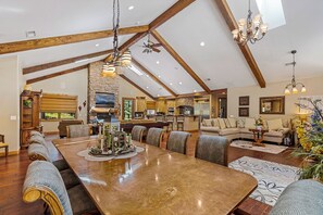 House, Multiple Beds, Hot Tub, Mountain View (Townsend Flagstaff) | Dining