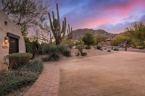 Property grounds - Victor Hugo Phoenix (Phoenix)