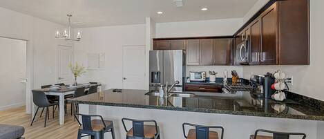 Casa, varias camas, patio, vistas a la montaña (Bliss Flagstaff 49) | Cocina privada