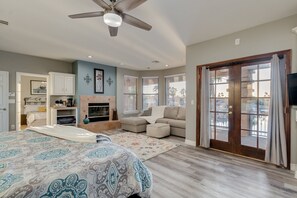 6 bedrooms, individually decorated, individually furnished, bed sheets - Sandpiper Gilbert (Gilbert)