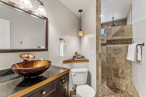 Casa, varias camas, patio, vista a la montaña (Pawnee Flagstaff) | Baño | Amenidades de baño de diseñador, toallas, papel de baño 