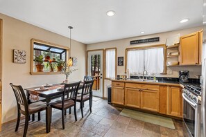 Casa, varias camas, patio, vista a la montaña (Pawnee Flagstaff) | Restaurantes