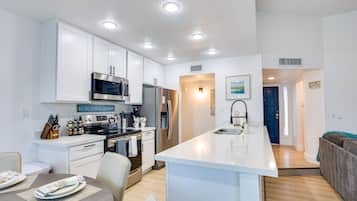 Hus, flere senger, adgang til basseng, byutsikt (Sun-Kissed Delight McNair #2 Chandler) | Eget kjøkken | Kaffetrakter/tekoker