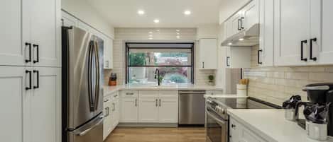 Huis, meerdere bedden, toegang tot zwembad, uitzicht op stad (Beverly Scottsdale) | Privékeuken | Een koffiezetapparaat/waterkoker