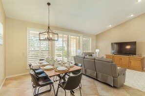 Hus, flere senger, adgang til basseng, byutsikt (Michigan Sun Lakes) | Spiseområde