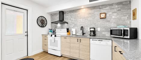 House, 1 Queen Bed, Patio, City View (Washington Chandler) | Private kitchen
