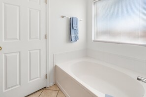 House, Multiple Beds, Pool Access, Mountain View (Sonesta Tucson) | Bathroom | Designer toiletries, towels, toilet paper - Sonesta Tucson (Tucson)