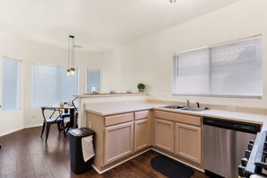 House, Multiple Beds, Pool Access, Mountain View (Sonesta Tucson) | Private kitchen - Sonesta Tucson (Tucson)