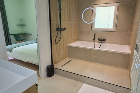2 bedrooms, desk, soundproofing, travel crib. The Green Escape - Cozy & Chill