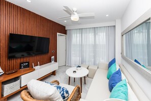 Smart TV, fireplace