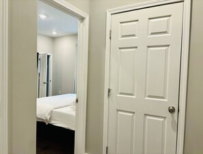 1 habitación, escritorio, tabla de planchar con plancha y cuna de viaje 