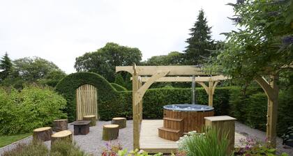 Luxury Highland Garden Gem with Hot tub by Loch Ness