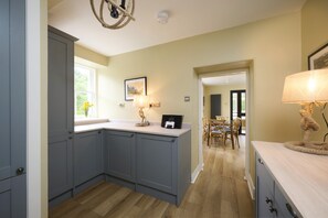 المنشأة من الداخل