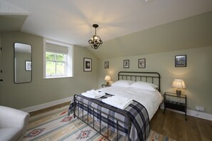 3 slaapkamers, een strijkplank/strijkijzer, reisbedje, wifi