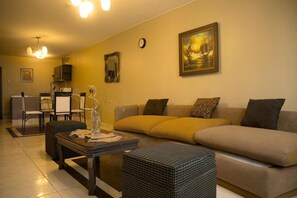 En 32-tommers Flatskjerm-TV med digitale kanaler samt strømmetjenester