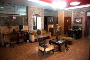 Lobby sitting area - Tropical Inn (Guayaquil)
