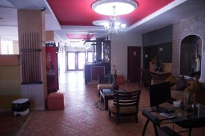 Lobby sitting area - Tropical Inn (Guayaquil)