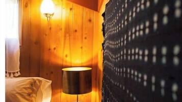 1 bedroom, bed sheets