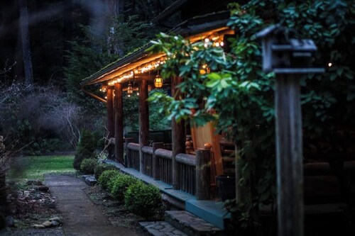 LOLOMA LODGE - Historic 1932 Log Cabin Hotel Lodge
