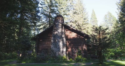 LOLOMA LODGE - Historic 1932 Log Cabin Hotel Lodge
