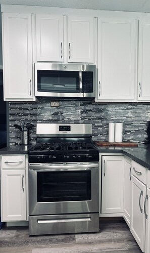 Microwave, oven, stovetop, dishwasher - Modern Comfort Minutes from Downtown & Universities ! Walk to Dining & Nightlife (Houston)