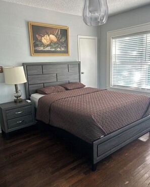 4 bedrooms, iron/ironing board, free WiFi, bed sheets - Modern Comfort Minutes from Downtown & Universities ! Walk to Dining & Nightlife (Houston)
